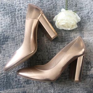 Summit by White Mountain: Metallic Rose Gold pumps